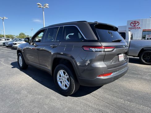 Used 2023 Jeep Grand Cherokee Laredo AWD/4WD image 5