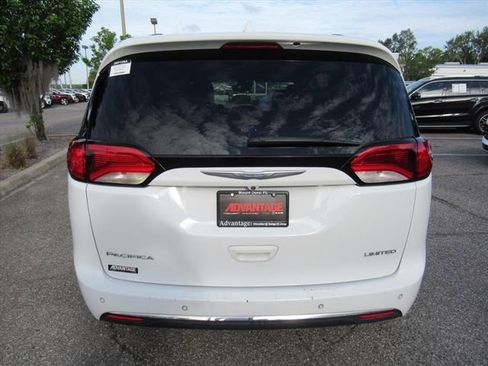 Used 2017 Chrysler Pacifica Limited FWD image 6