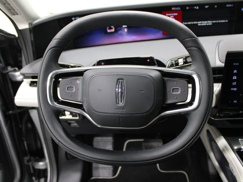Used 2025 Lincoln Nautilus Premier AWD/4WD image 9