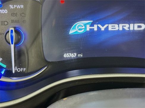 Used 2024 Chrysler Pacifica Select image 13