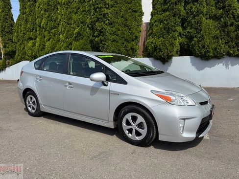 Used 2015 Toyota Prius Two FWD image 1