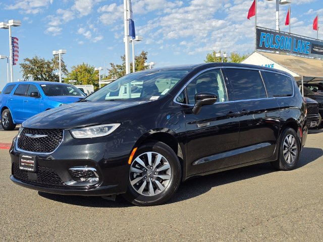 Used 2022 Chrysler Pacifica Touring-L FWD image 3