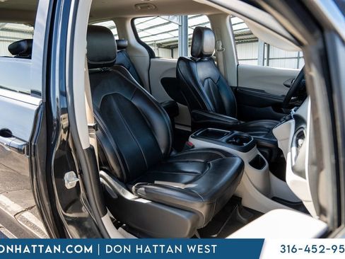 Used 2023 Chrysler Pacifica Touring-L FWD image 28