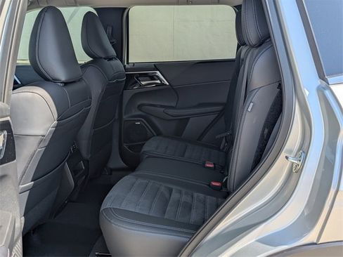 New 2025 Mitsubishi Outlander SE image 25