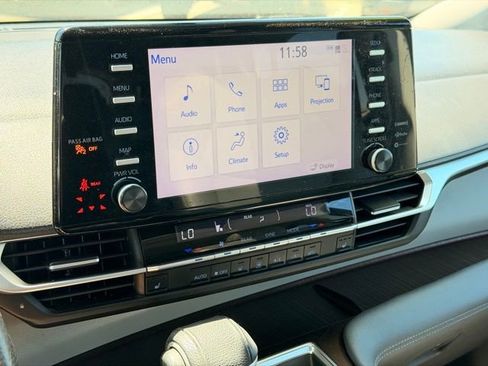 Used 2022 Toyota Sienna XLE FWD image 32
