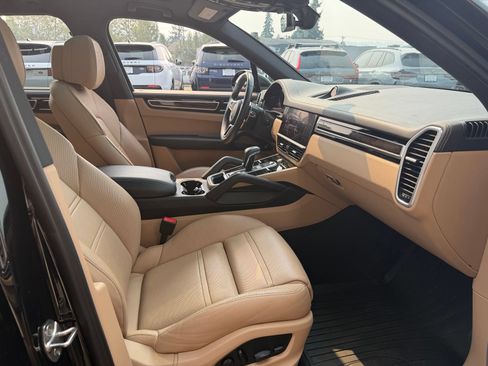 Used 2023 Porsche Cayenne S AWD/4WD image 23