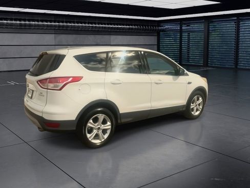 Used 2016 Ford Escape SE image 2