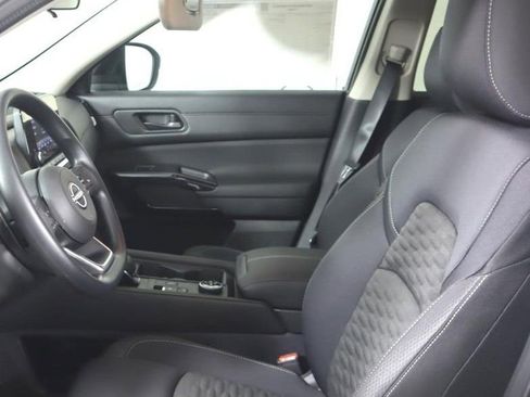 Certified 2025 Nissan Pathfinder S image 18