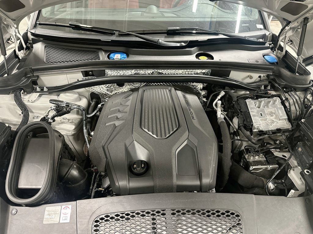 Used 2026 Porsche Macan AWD/4WD image 31