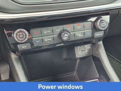 Used 2025 Jeep Compass Trailhawk AWD/4WD image 19