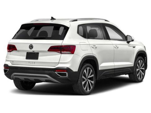 Used 2024 Volkswagen Taos SE w/ Panoramic Sunroof Package AWD/4WD image 2