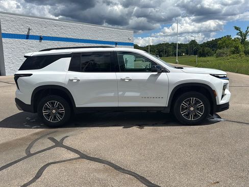 Used 2025 Chevrolet Traverse LT FWD image 6