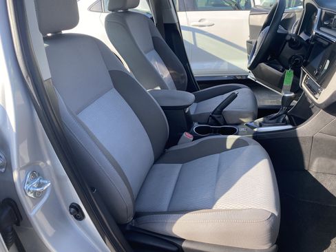 Used 2018 Toyota Corolla LE w/ Carpet Mat Package (TMS) FWD image 17