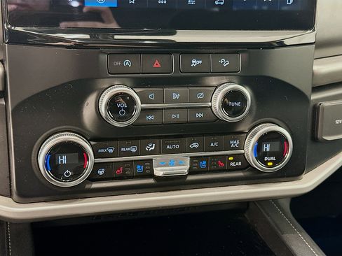 Used 2024 Ford Expedition XLT image 24