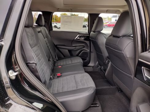 New 2025 Mitsubishi Outlander SE image 11