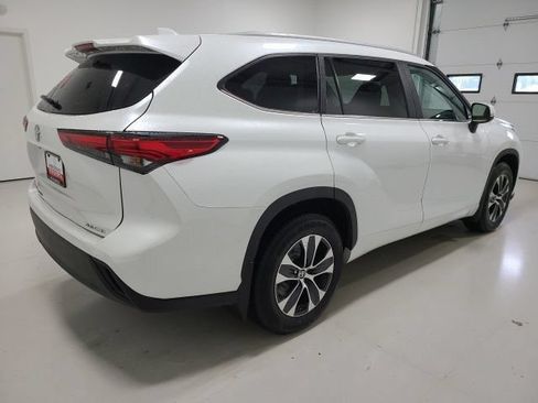 Used 2023 Toyota Highlander XLE AWD/4WD image 13