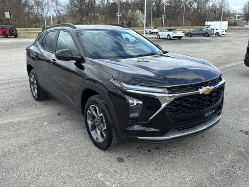 Used 2025 Chevrolet Trax LT FWD image 7