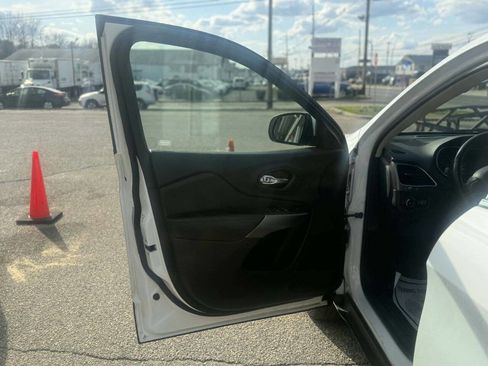 Used 2019 Jeep Cherokee Latitude Plus image 9