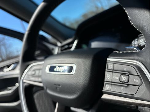 Used 2023 Jeep Grand Cherokee Limited image 12