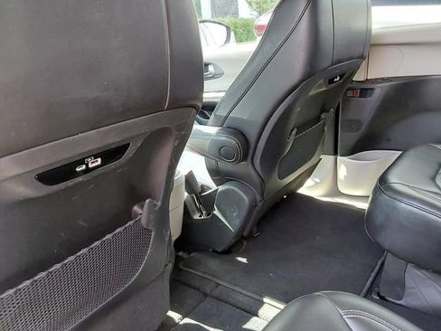 Used 2023 Chrysler Pacifica Touring-L FWD image 43