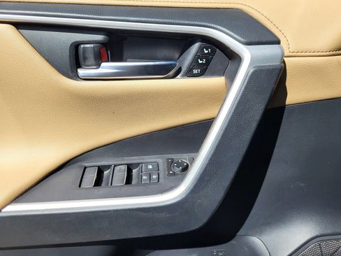 Used 2019 Toyota RAV4 Limited image 14