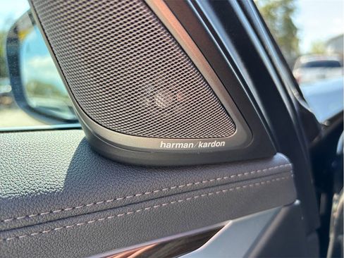 Used 2022 BMW 740i w/ Premium Package image 27