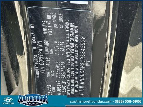 Used 2024 Kia Carnival EX FWD image 22
