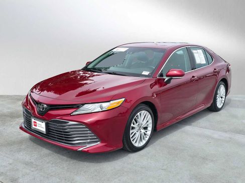 Used 2018 Toyota Camry XLE FWD image 7