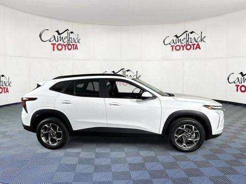 Used 2025 Chevrolet Trax LT FWD image 9