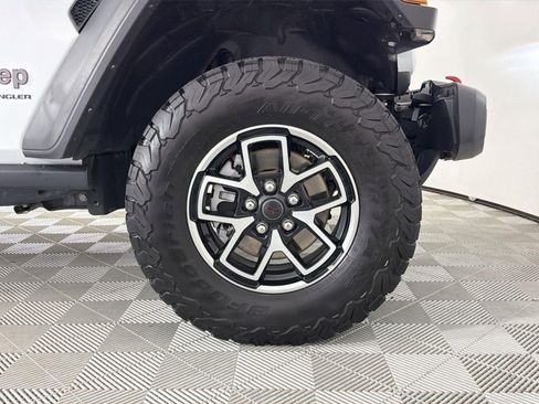 Used 2025 Jeep Wrangler Unlimited Rubicon AWD/4WD image 32