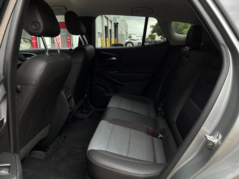 Used 2025 Chevrolet Trax LT w/ LT Convenience Package FWD image 11