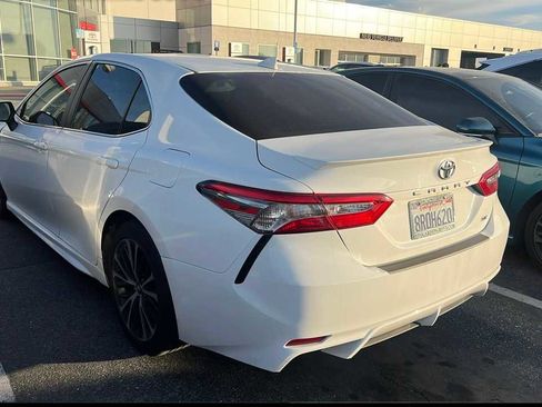 Used 2019 Toyota Camry SE image 2