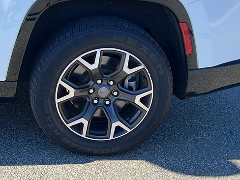 Used 2024 Jeep Wagoneer Series III image 12