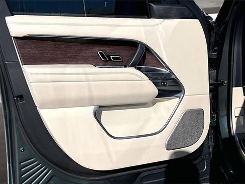 Used 2023 Land Rover Range Rover Autobiography image 18