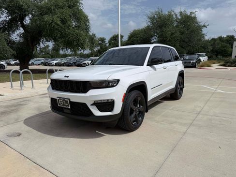 Used 2023 Jeep Grand Cherokee Limited w/ Black Appearance Package AWD/4WD image 2