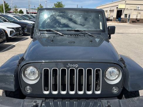 Used 2018 Jeep Wrangler Unlimited Sahara w/ Connectivity Group AWD/4WD image 3