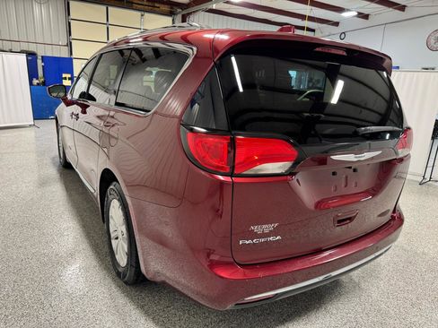 Used 2019 Chrysler Pacifica Touring-L image 5