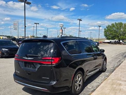 Used 2023 Chrysler Pacifica Limited FWD image 5