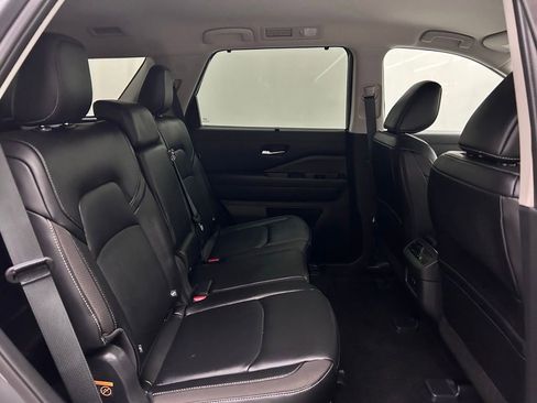 Used 2025 Nissan Pathfinder SL w/ Black Appearance Package image 17