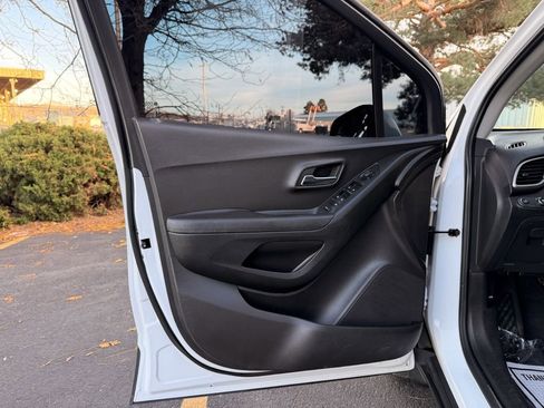 Used 2017 Chevrolet Trax LT w/ LT Convenience Package image 15