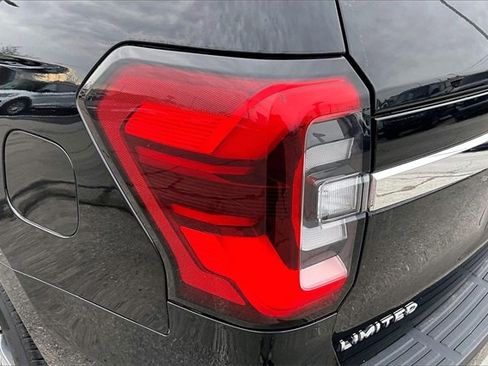 Used 2024 Ford Expedition Limited image 32