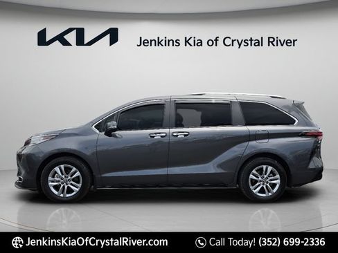 Used 2025 Toyota Sienna Limited FWD image 11