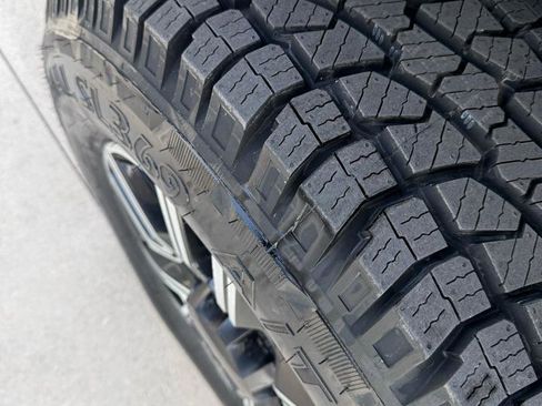 Used 2020 GMC Sierra 2500 AT4 w/ AT4 Premium Package AWD/4WD image 9