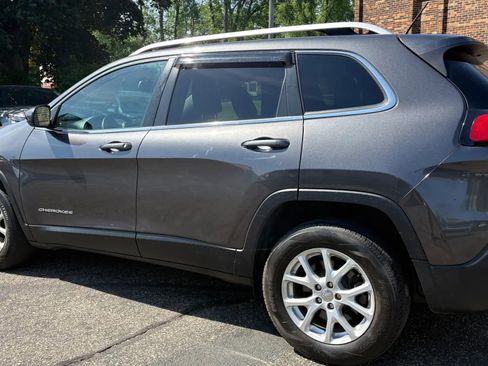Used 2017 Jeep Cherokee Latitude w/ Cold Weather Group AWD/4WD image 6