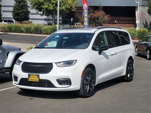 New 2026 Chrysler Pacifica Limited w/ S Appearance Package image 7