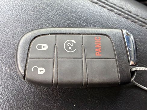 Used 2025 Jeep Compass Limited image 25