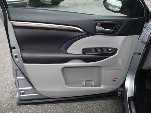 Used 2016 Toyota Highlander Limited Platinum image 9