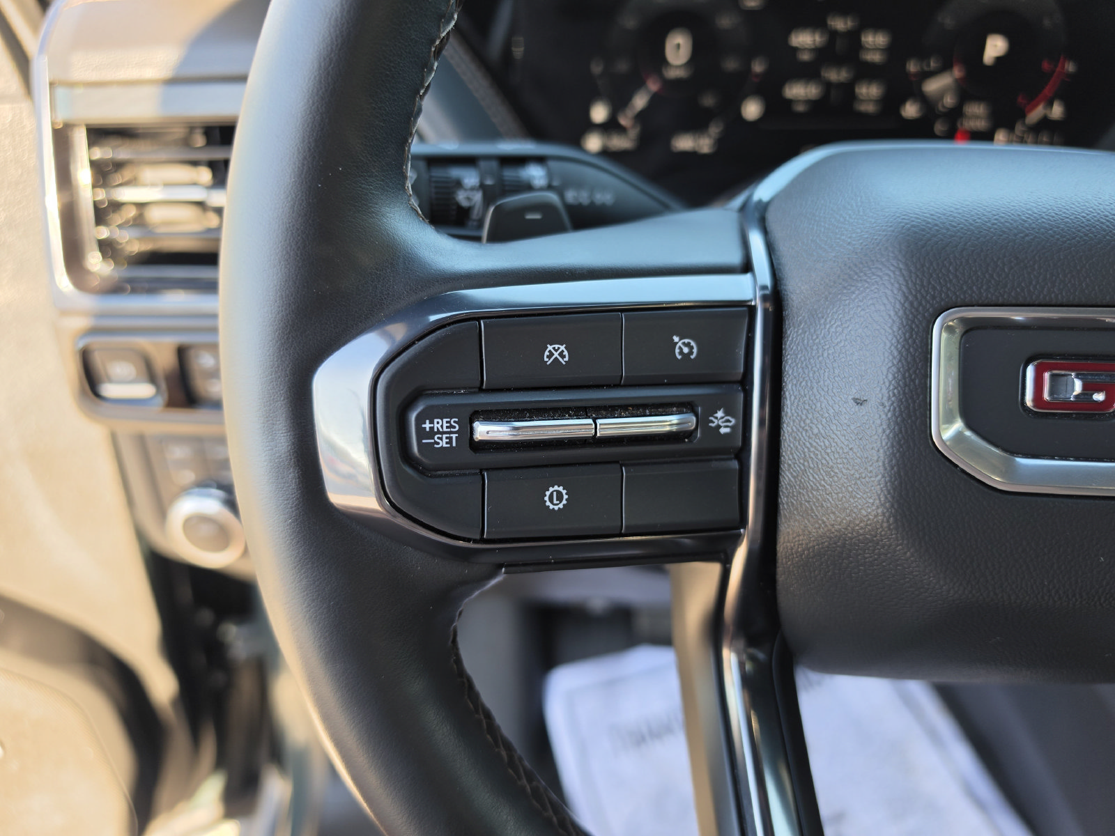 Used 2025 GMC Yukon AT4 w/ AT4 Premium Package AWD/4WD image 33