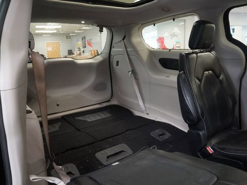 Used 2020 Chrysler Pacifica Limited FWD image 30