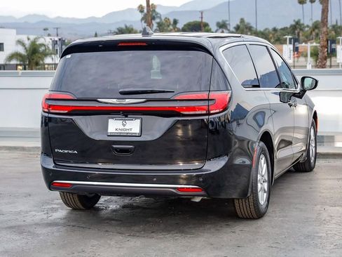 New 2026 Chrysler Pacifica Select image 9